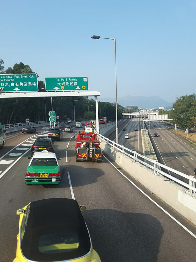 拖车到场移走私家车。网民Pc Lam‎图片