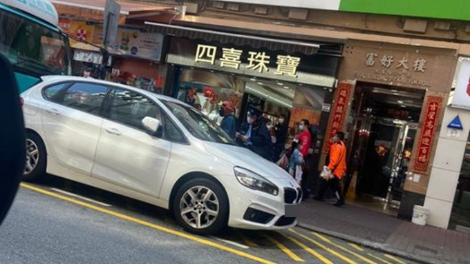 一名男子在元朗被发现昏迷车内，消防救出送院证实不治。香港突发事故报料区facebook图片