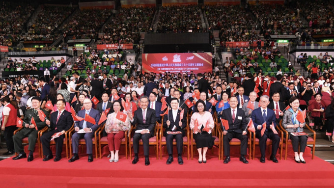 国庆75周年｜文艺晚会6000人出席 梁振英：香港应发挥不可替代作用助力深化改革