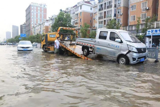 颱風「玲玲」加強為超強颱風，江蘇受暴雨影響。(網圖)