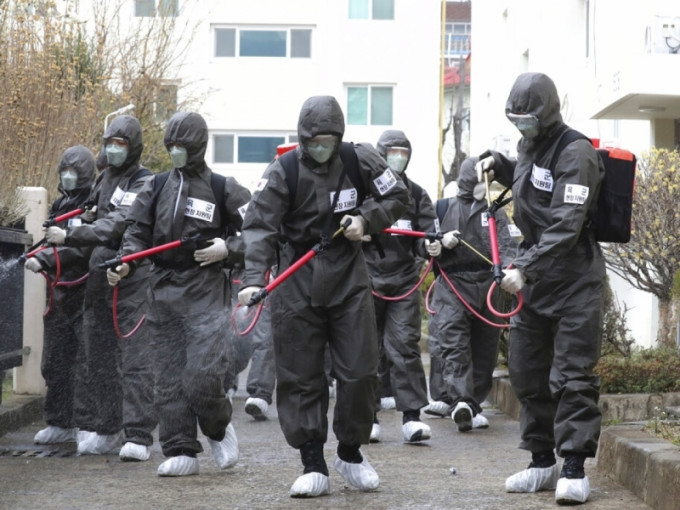 南韩出动军人在大邱市街道喷洒消毒剂。AP
