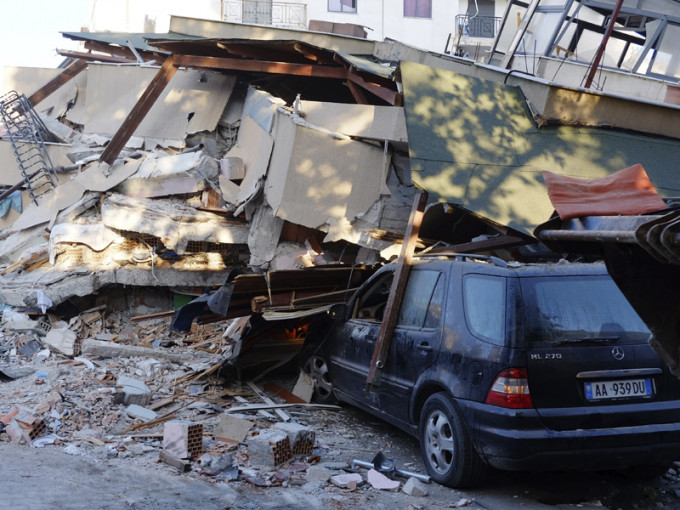 阿尔巴尼亚发生6.4级地震，地震后有房屋倒塌。AP