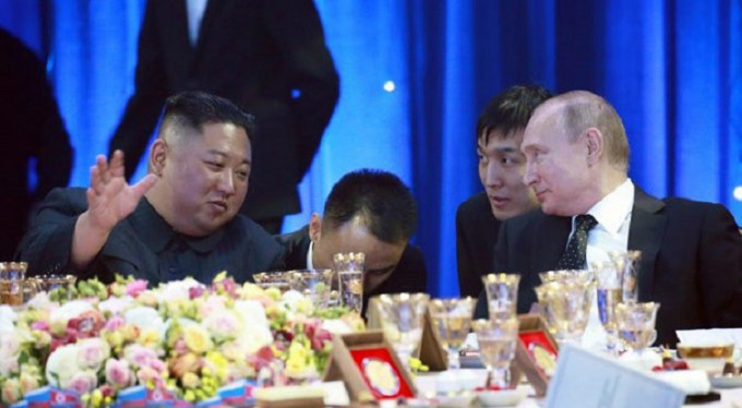 金正恩（左）邀請普京訪問北韓，普京已經接受。