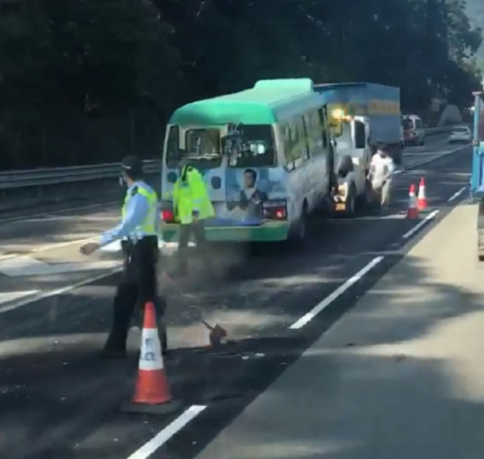 大埔吐露港公路有貨車與小巴及旅遊巴相撞。網民‎賴慶庭‎圖片
