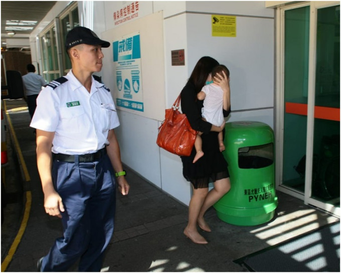 女童在社工及警员陪同下送院检查。
