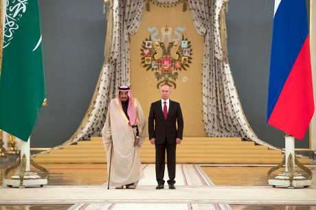 （左起）沙特阿拉伯國王沙爾曼與普京。AP