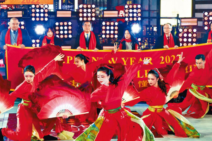 ■纽约时代广场倒数活动，以中国河南文化揭开序幕。太极拳、少林功夫、扇子舞则相继登场。