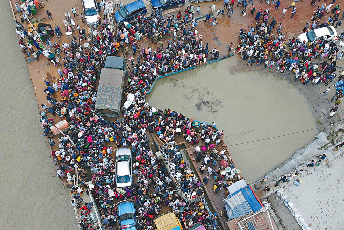 ■孟加拉政府下令封城后，大批民众在首都达卡郊区登上一艘渡轮，逃离首都。