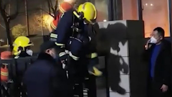 從網上片段可見，多名消防人員翻閘進入屋苑救火。