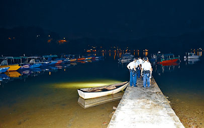 男子在大埔三门仔夜潜捉蟹被溺毙，警方在场调查。