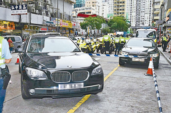 警方隱形戰車（右）截獲涉案私家車。