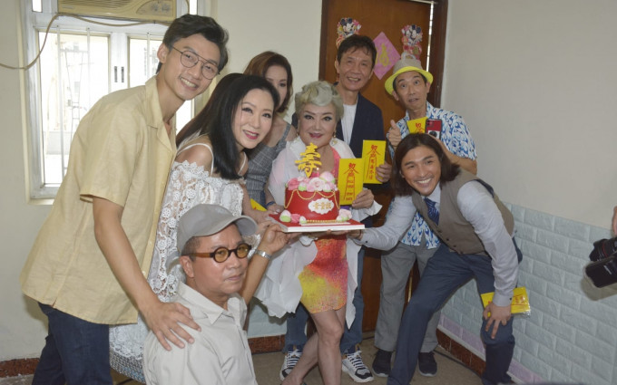 邵音音獲劇組送蛋糕慶祝70歲生日。