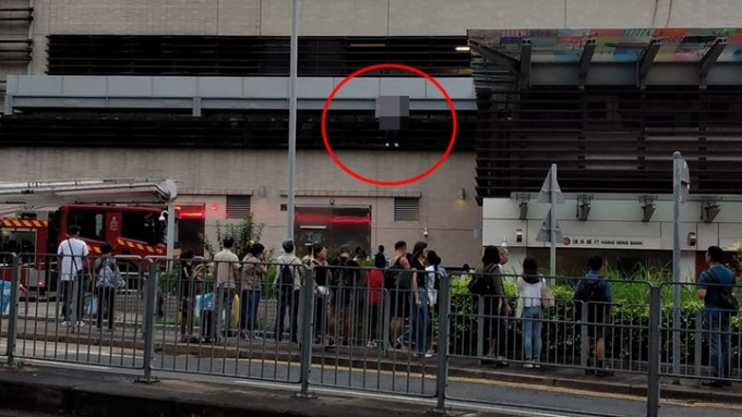 女学生站于港铁屯马綫显径站一楼平台边缘，其后堕地。fb显径友图片