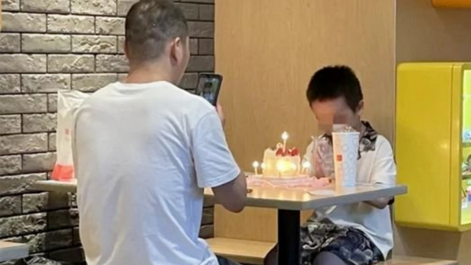 一名好爸爸於快餐店內為愛兒慶生。FB圖片