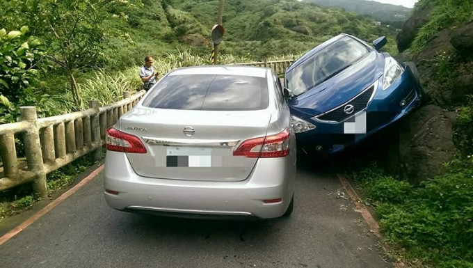 落斜的蓝色私家车铲上山坡后砸中上斜的银色私家车。Fb爆料公社图片