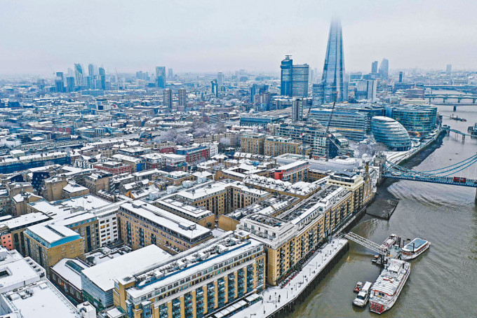 倫敦迎來寒流，泰晤士河南岸的建築物被白雪覆蓋。