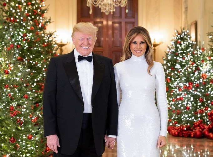 美國總統特朗普和第一夫人梅拉尼婭在白宮拍攝的官方聖誕賀節照片曝光。網圖