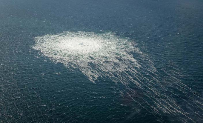 飛機航拍「北溪- 2」 氣體洩漏。丹麥國防網站圖片