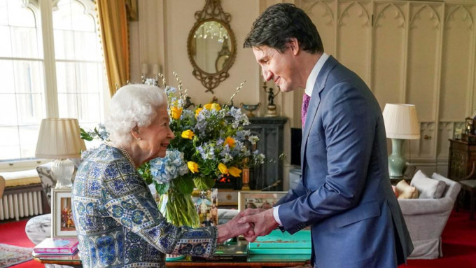 英女皇周一曾於溫莎堡接見到訪的杜魯多。AP