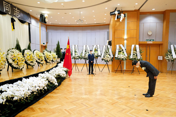 行政長官李家超到中聯辦大樓，到場悼念前國家主席江澤民。