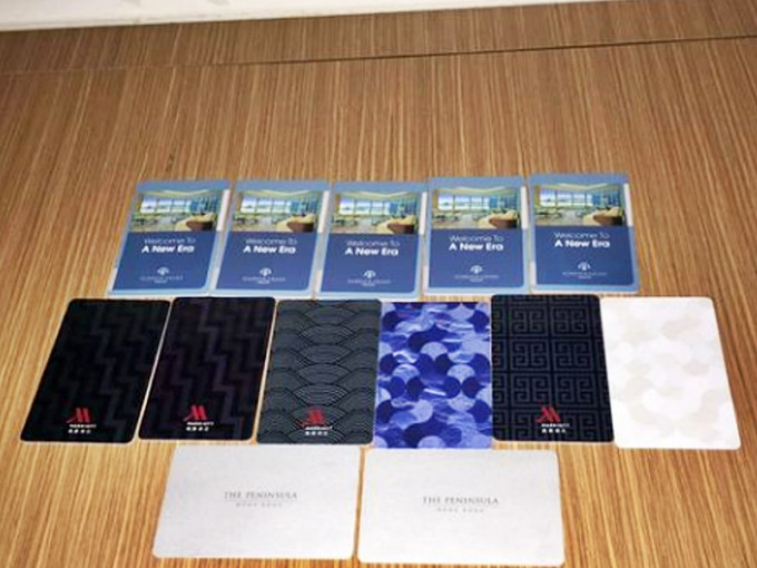 有网民炫耀13张酒店房卡，被批行为如小偷。「香港 Staycation 酒店交流谷」FB图片