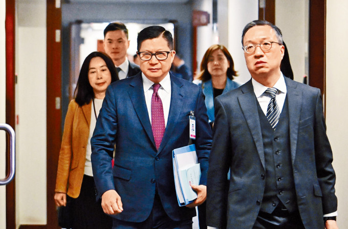 律政司司长林定国及保安局局长邓炳强连续6日出席立法会，解答议员疑问。