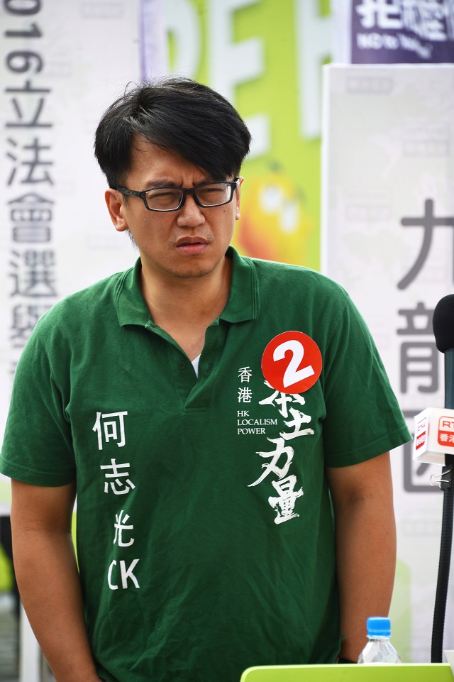 「香港本土力量」何志光去年出席选举论坛，在场外与人争执，警方今日在上水区再拘捕一名男子。资料图片