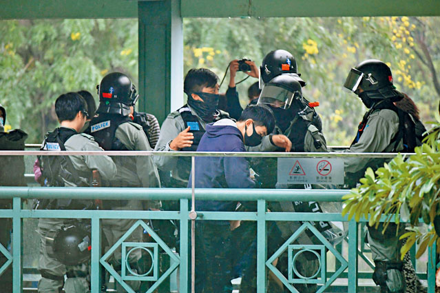 ■防暴警在上水广场外行人天桥截查部分戴口罩年轻人。