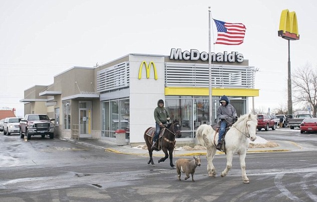 两名少年骑马到麦当劳买外卖，吸引小山羊跟随。