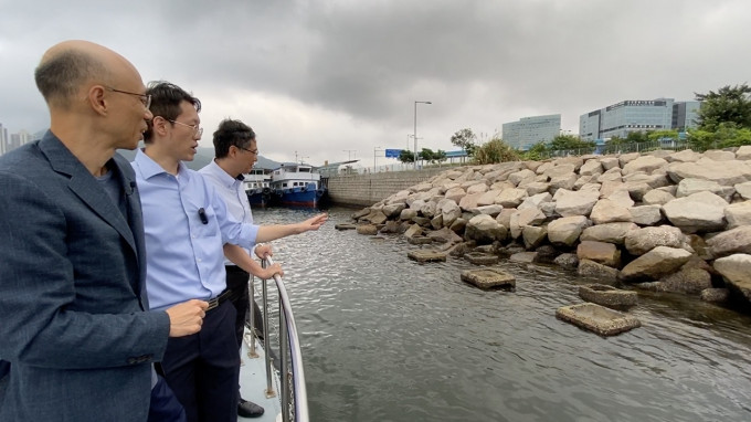 黃錦星早前與土木工程署署長劉俊傑工程師(右)及其同事視察馬料水生態海岸線試點。 政府提供