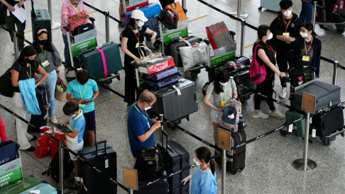 政府理顺从内地和澳门经机场抵港人士的检测安排。资料图片