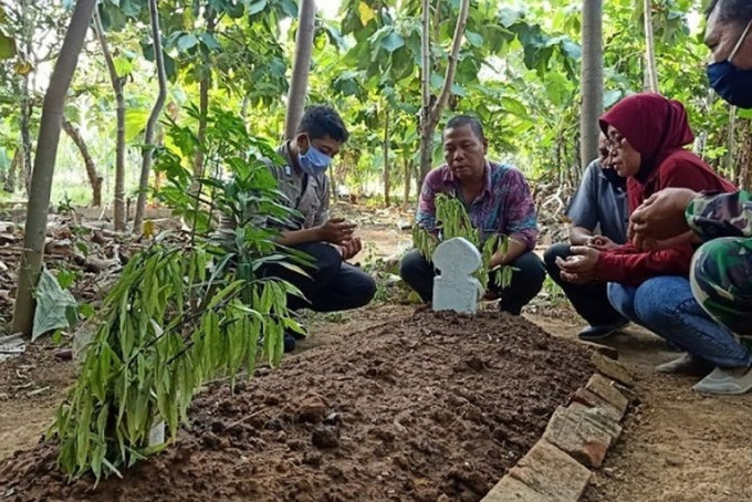 印尼一名男子好心幫忙埋葬路邊男童腐屍，驚揭竟是失蹤3個月兒子。(網圖)