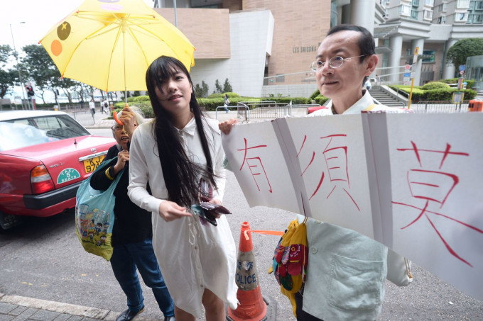 身後一名支持者舉起比卡超雨傘。