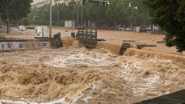 郑州暴雨成灾致25人死亡，7人失踪。网图