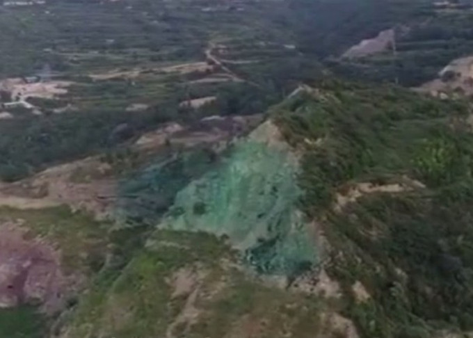 被网民质疑是「涂绿漆充当复垦绿化」的地方，矿业公司指，喷绿漆可以防扬尘。(网图)