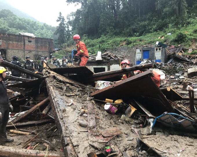 救援人员在永嘉县岩坦镇山早村开展救援工作。新华社