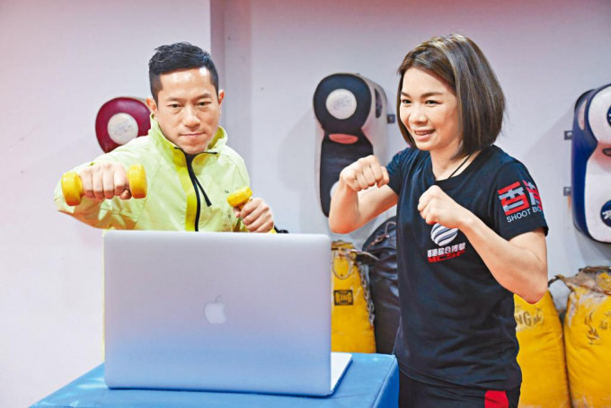 陈志康（左）和曾海兰推广网上授课，帮助终日在家的朋友齐齐做运动。