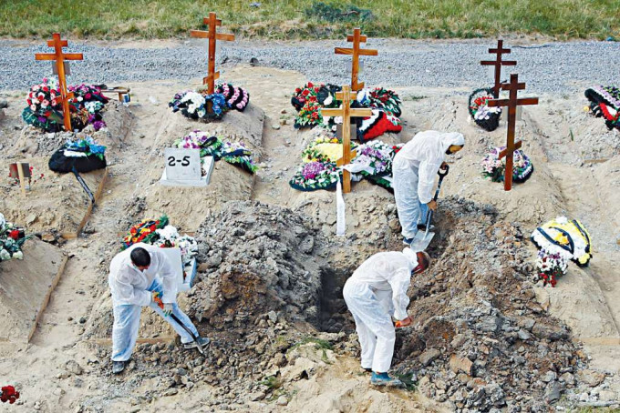 工人在聖彼得堡郊外埋葬死者。