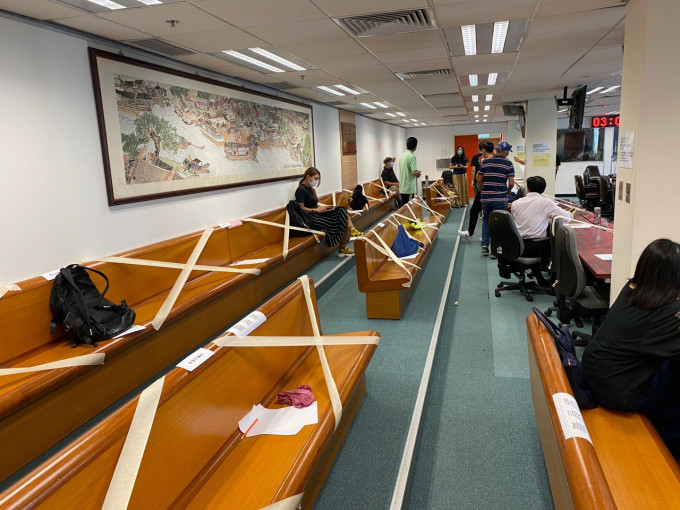 元朗區議員在開會時被要求隔開坐。王百羽FB圖片