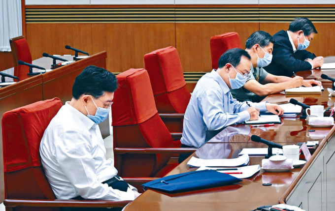 网络上流传秦刚（左）6月9日参加由总理李强主持国务院会议的照片，只见他垂头休息、坐姿不正。