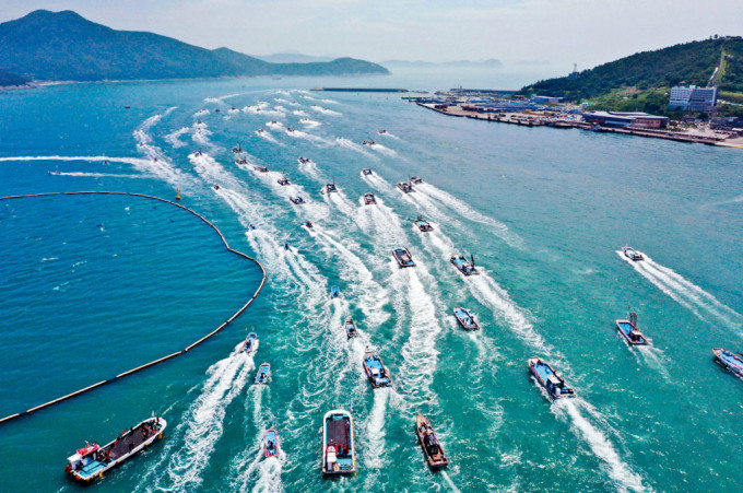 南韓全羅南道莞島港一帶的漁民周五乘船結隊遊行，反對福島核廢水排海計畫。