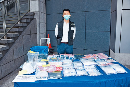 ■高级督察杨君浩展示检获的毒品。