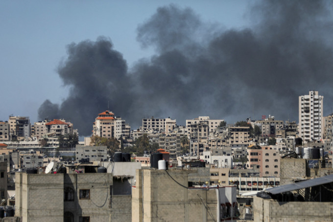 以军突袭加沙最大的希法医院，声称击毙90名枪手。图为拉法医院遇袭，冒出大量浓烟。路透社