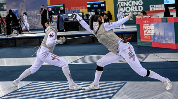 陈诺思（左）闯进世青赛女子花剑个人赛十六强，惟未能更进一步。国际剑联facebook图片