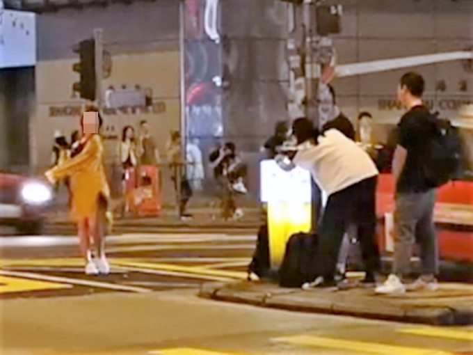 女子站在十字路口中間拍照。「林公子生活遊記 旅遊情報」FB影片截圖