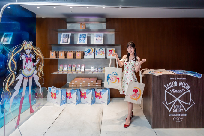 《剧场版美少女战士Eternal》Pop-Up Gallery会场限定精品店首次开售独家设计的周边商品场。