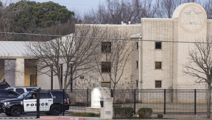 德州犹太教堂周六发生枪手挟持人质事件。AP图片