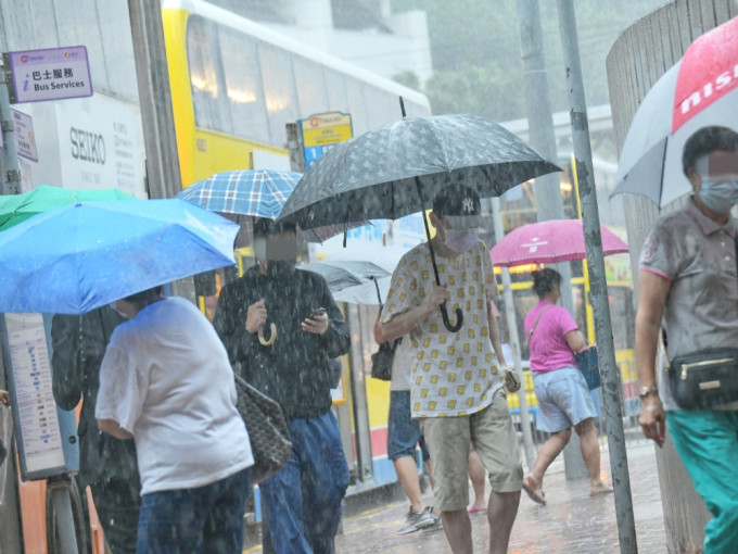 因落大雨迟到，遭老板大骂15分钟兼扣人工 ，打工仔犹豫应否辞职。资料图片(示意图)