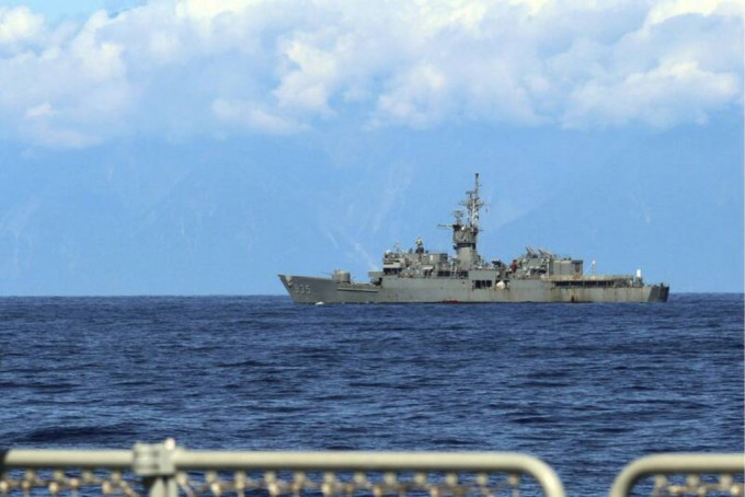 两岸各10艘军舰继续在台海中线一带对峙。AP