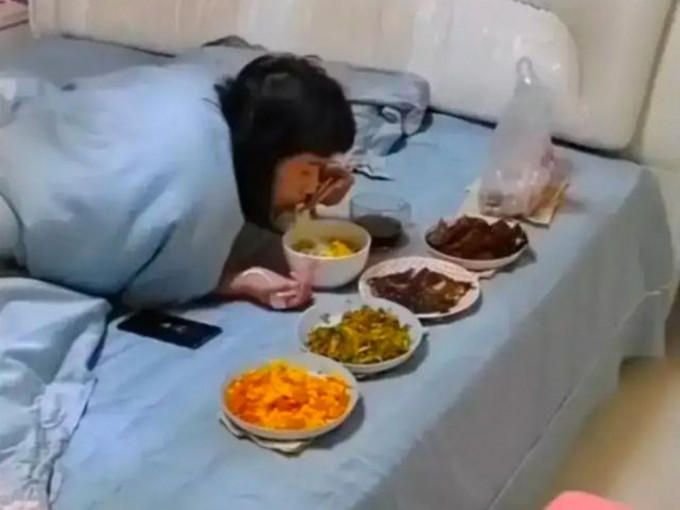 人妻懒惰成性，不愿下床，躲被窝让老公送餐趴在床上吃饭。
